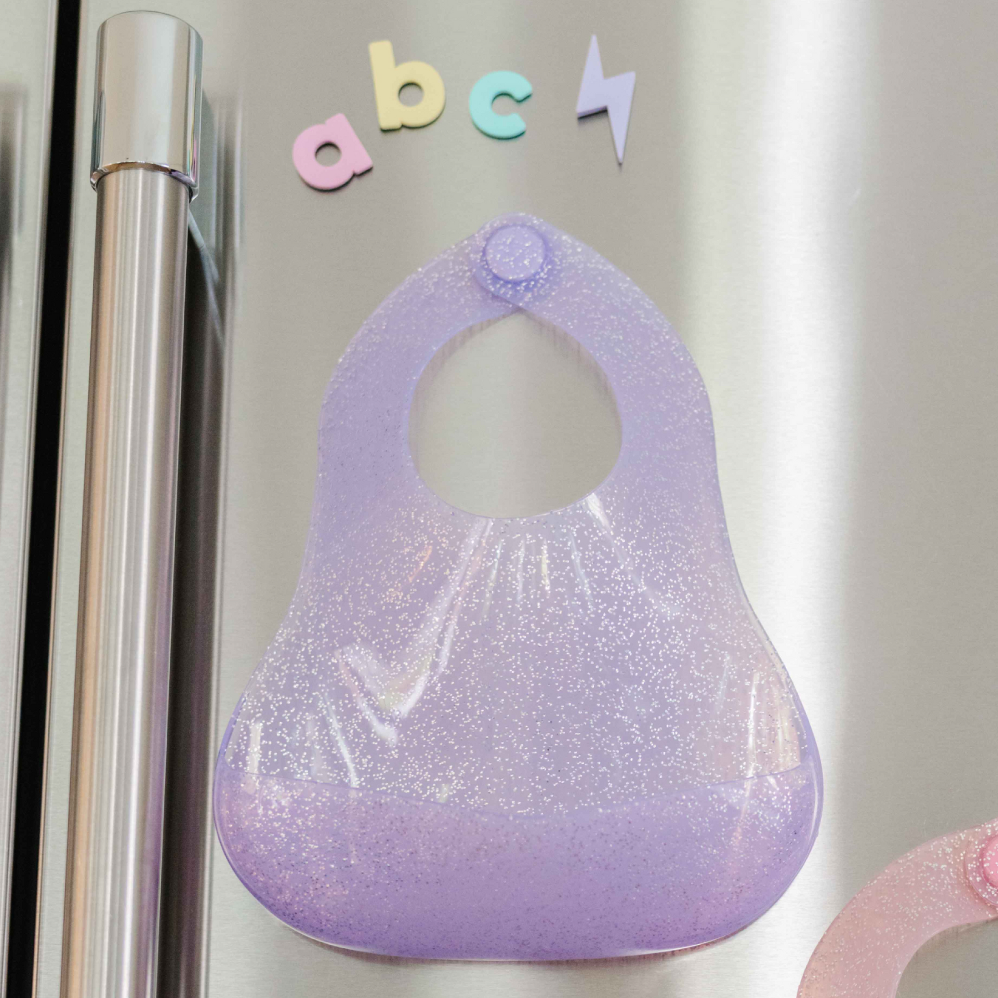 Babynetic Jelly Bib stored on the refrigerator between meals